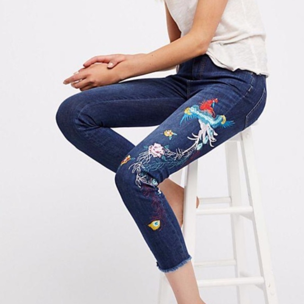 Free People Embroidered Skinny Jeans Sz 24X27” Exotic Birds Floral Raw Hem Boho